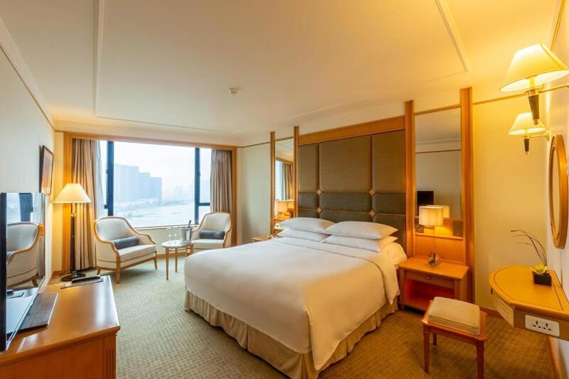 Khách sạn Renaissance Sài Gòn Riverside - Bình yên bên sông Sài Gòn  