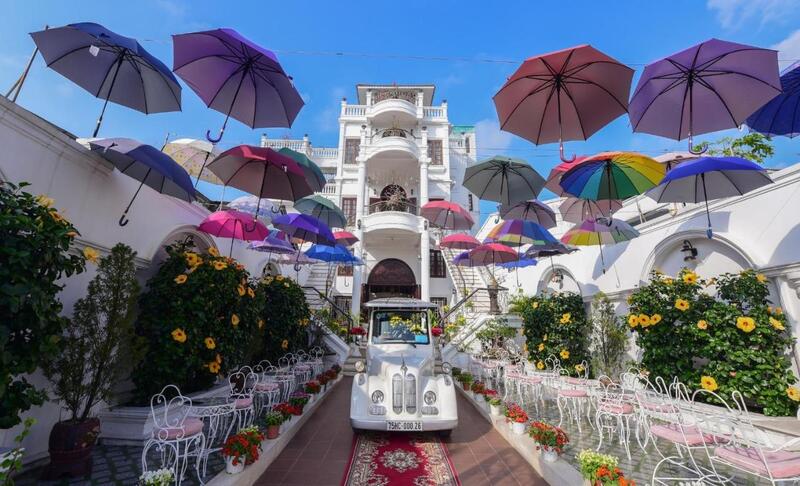 Timothy Homestay Huế - Tòa lâu đài lộng lẫy đầy thơ mộng