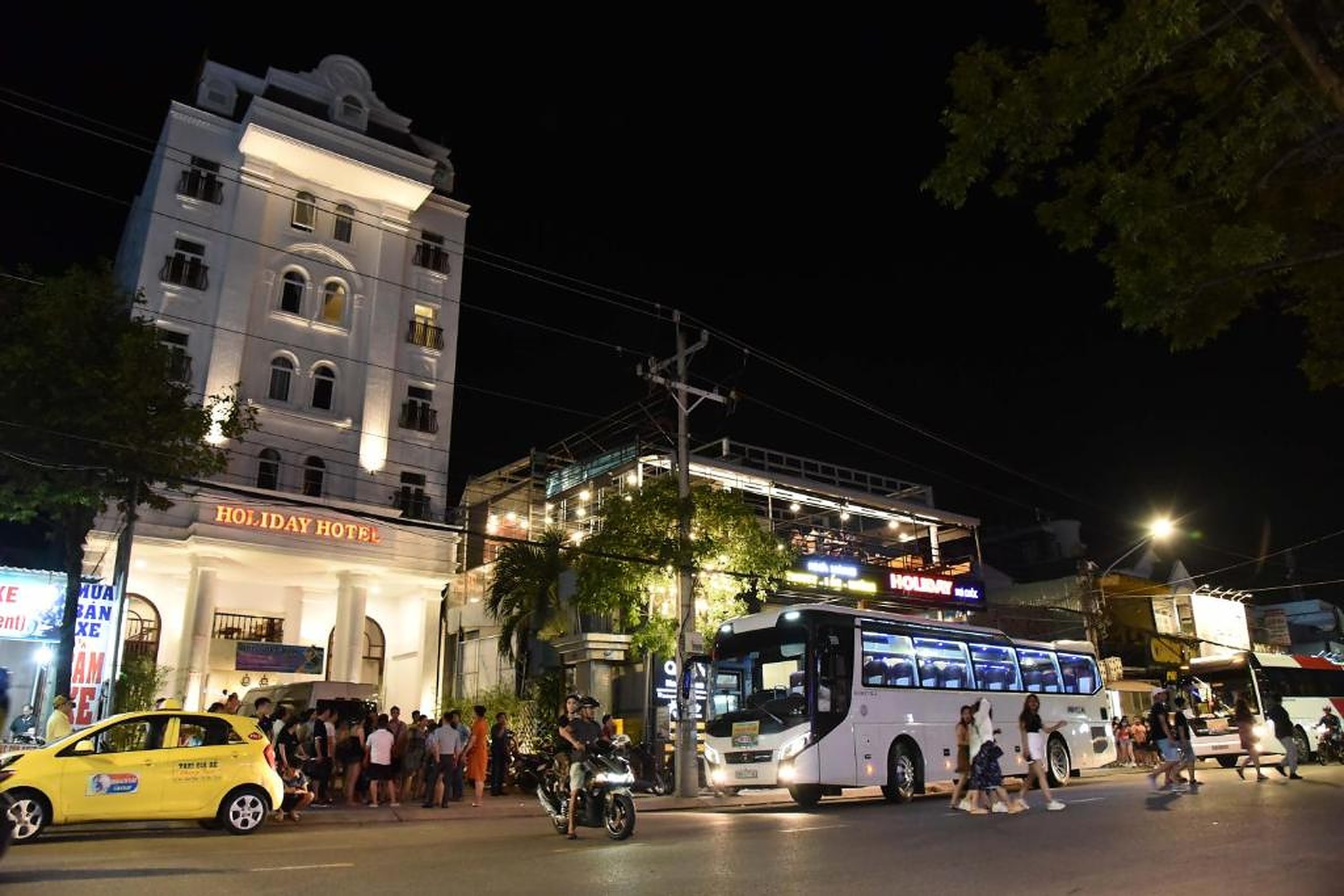 Holiday Phu Quoc Hotel - Khách sạn cao cấp giữa trung tâm đảo ngọc