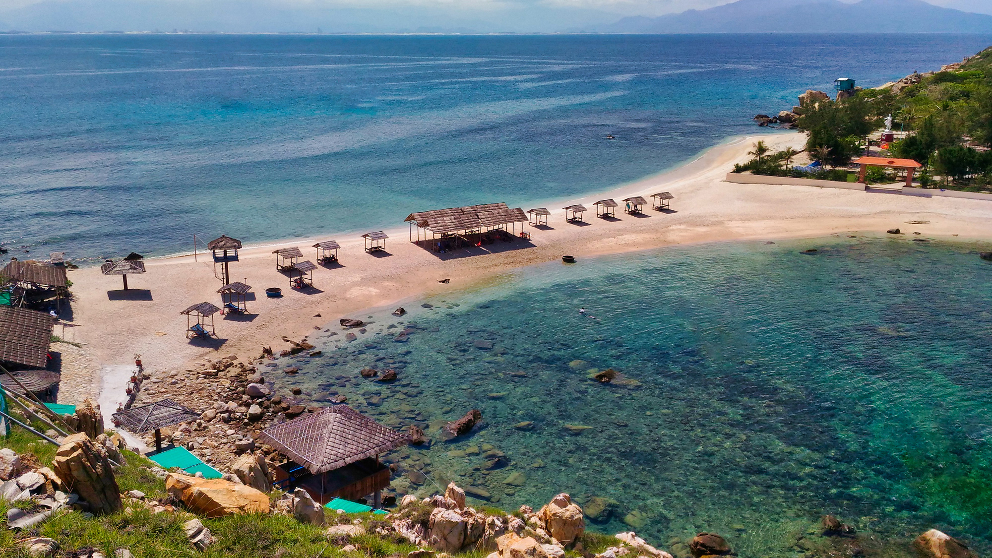 Top 12 bãi biển Nha Trang đẹp như tranh vẽ