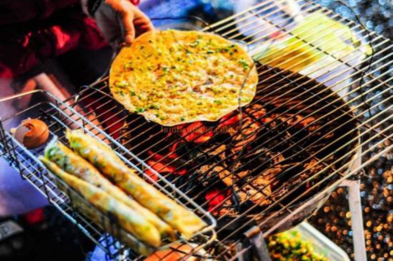 Bánh tráng mắm ruốc Đà Lạt: món ăn vặt không thể bỏ lỡ