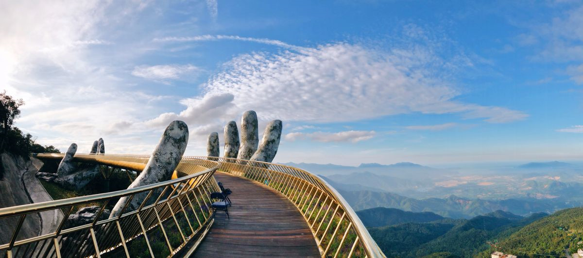 Review cầu vàng Đà Nẵng: kiệt tác nghệ thuật của Bà Nà Hills