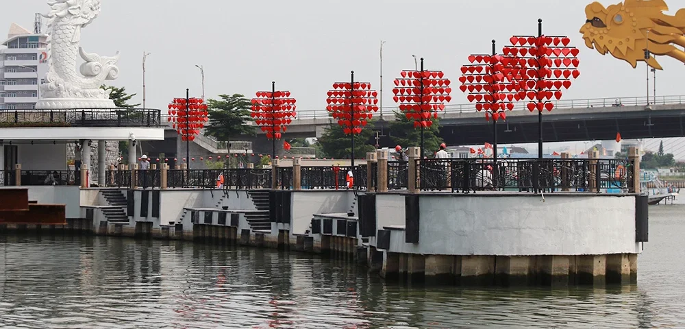 Cầu tình yêu Đà Nẵng: nơi sống ảo khiến giới trẻ "phát cuồng"