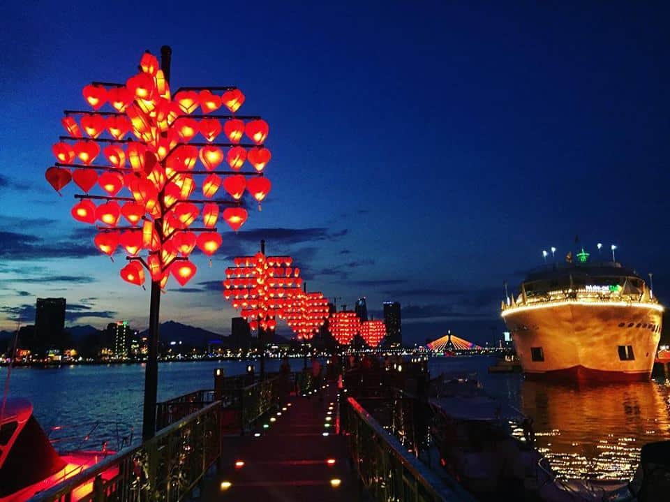 Cầu tình yêu Đà Nẵng: nơi sống ảo khiến giới trẻ "phát cuồng"