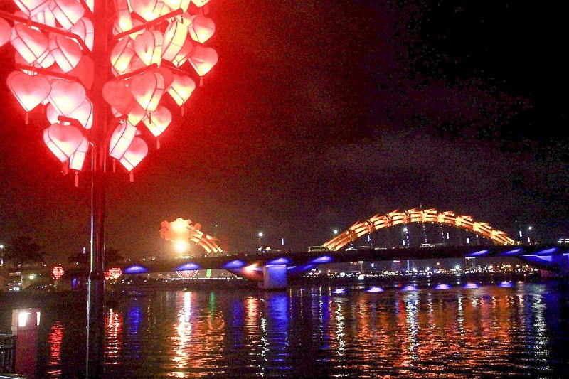 Cầu tình yêu Đà Nẵng: nơi sống ảo khiến giới trẻ "phát cuồng"