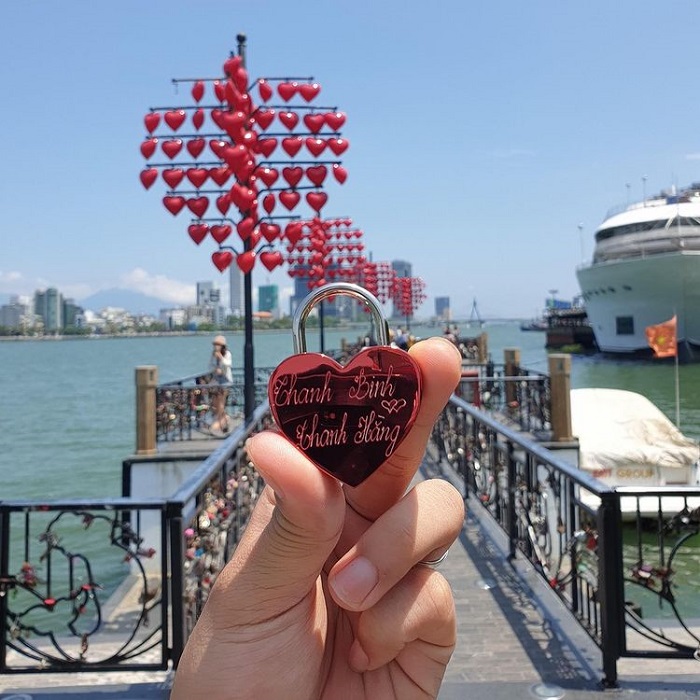Cầu tình yêu Đà Nẵng: nơi sống ảo khiến giới trẻ "phát cuồng"
