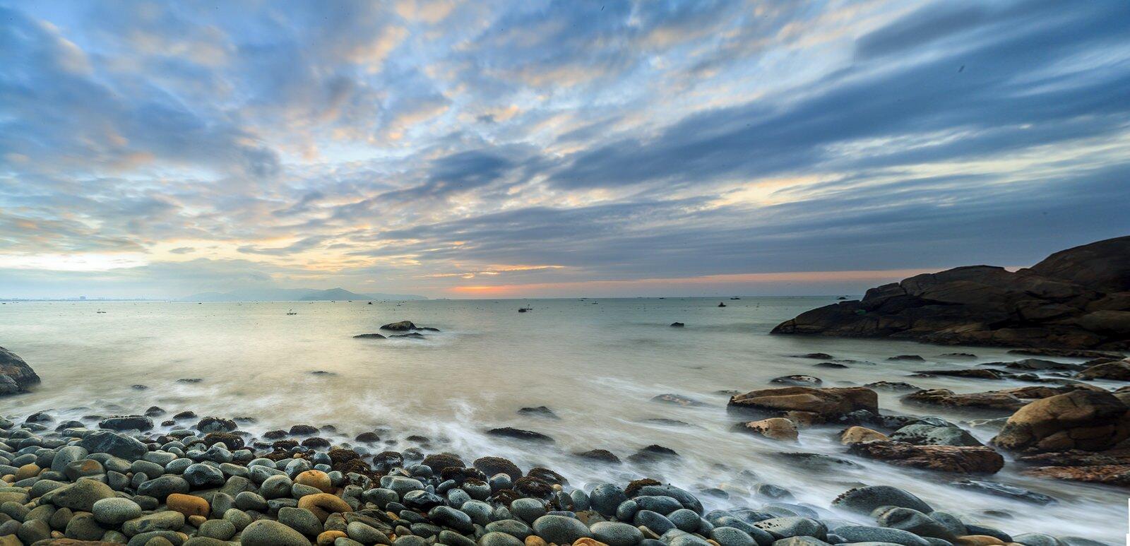 Bãi tắm Hoàng Hậu - Tựa bức tranh thủy mặc bên thành phố nhộn nhịp