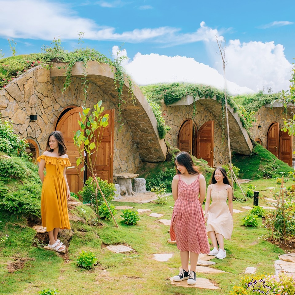 Khám phá vẻ đẹp của những đồi chè Mộc Châu thơ mộng