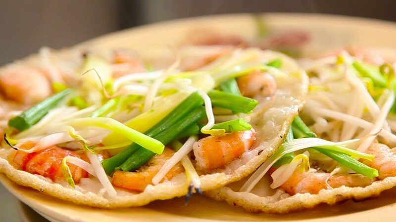 Thưởng thức đặc sản xứ Nẫu - Bánh xèo tôm nhảy