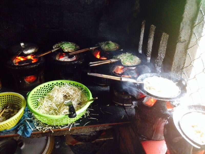 Thưởng thức đặc sản xứ Nẫu - Bánh xèo tôm nhảy