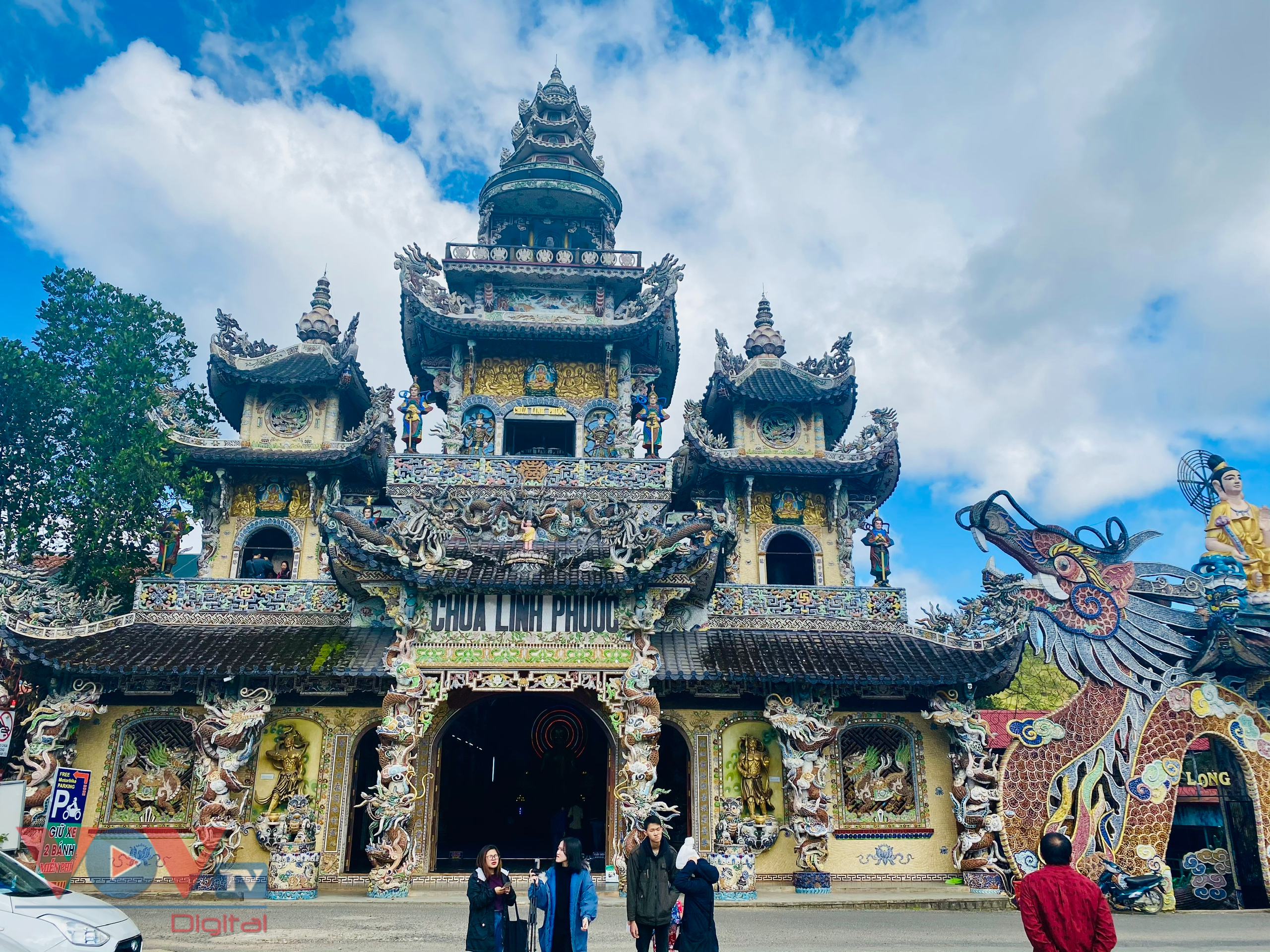 Chùa Ve Chai Đà Lạt - Nơi Nắm Giữ Bao Kỉ Lục Non Sông