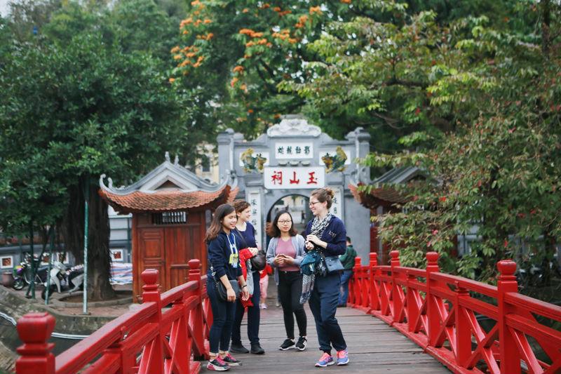 Ngắm cảnh và chụp ảnh làm kỷ niệm