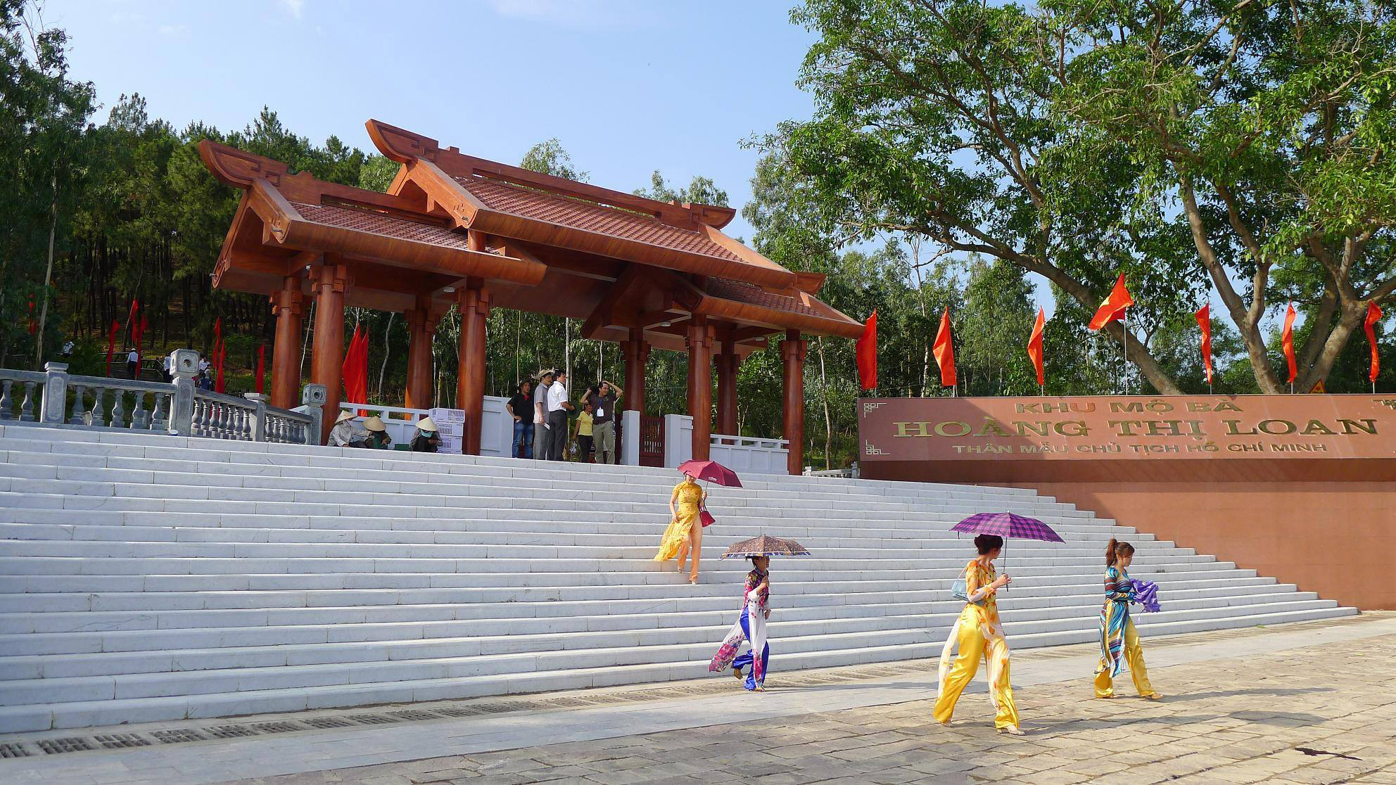 Các hình ảnh check-in của du khách tại làng Sen quê Bác 