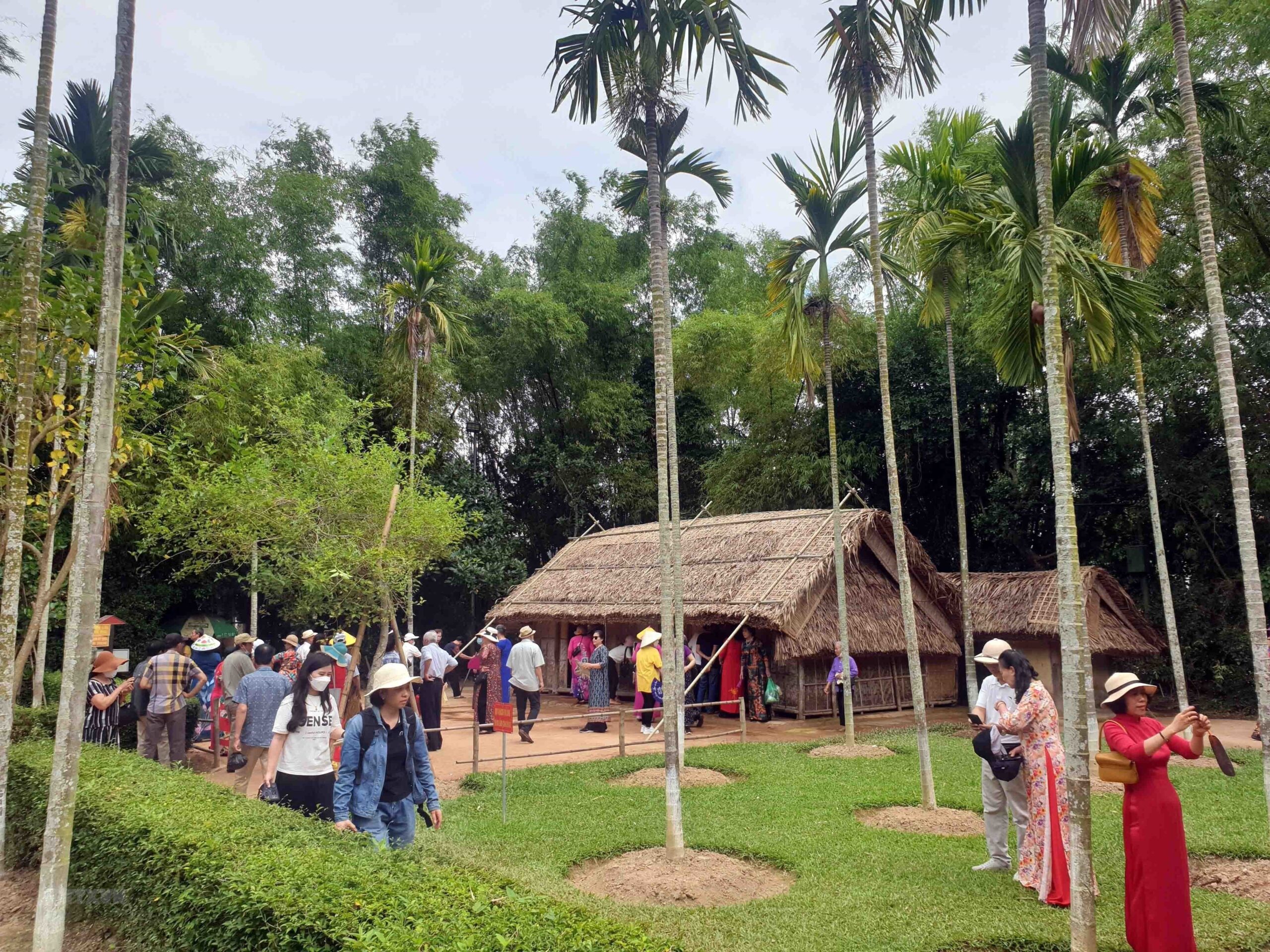 Các hình ảnh check-in của du khách tại làng Sen quê Bác