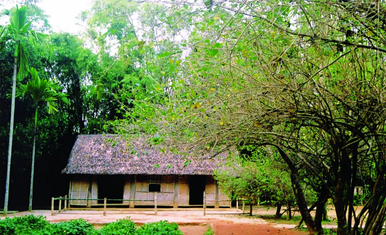 Tham quan nhà cổ ở làng Sen quê Bác