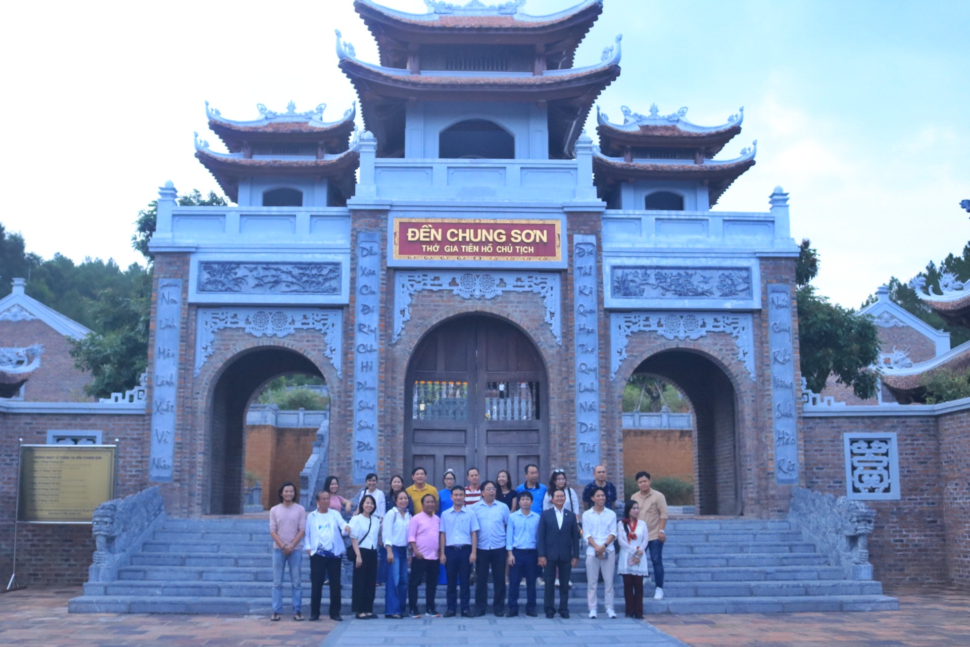 Thăm đền thờ làng Sen quê Bác