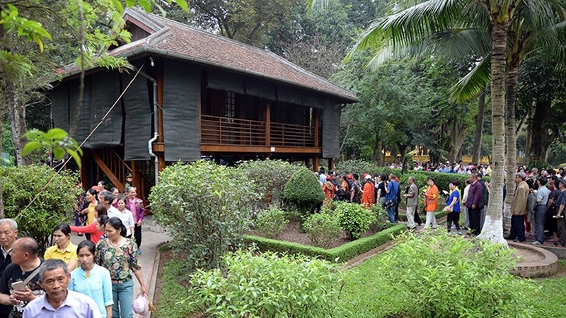 Cảnh quan bao quanh di tích Nhà sàn Bác Hồ