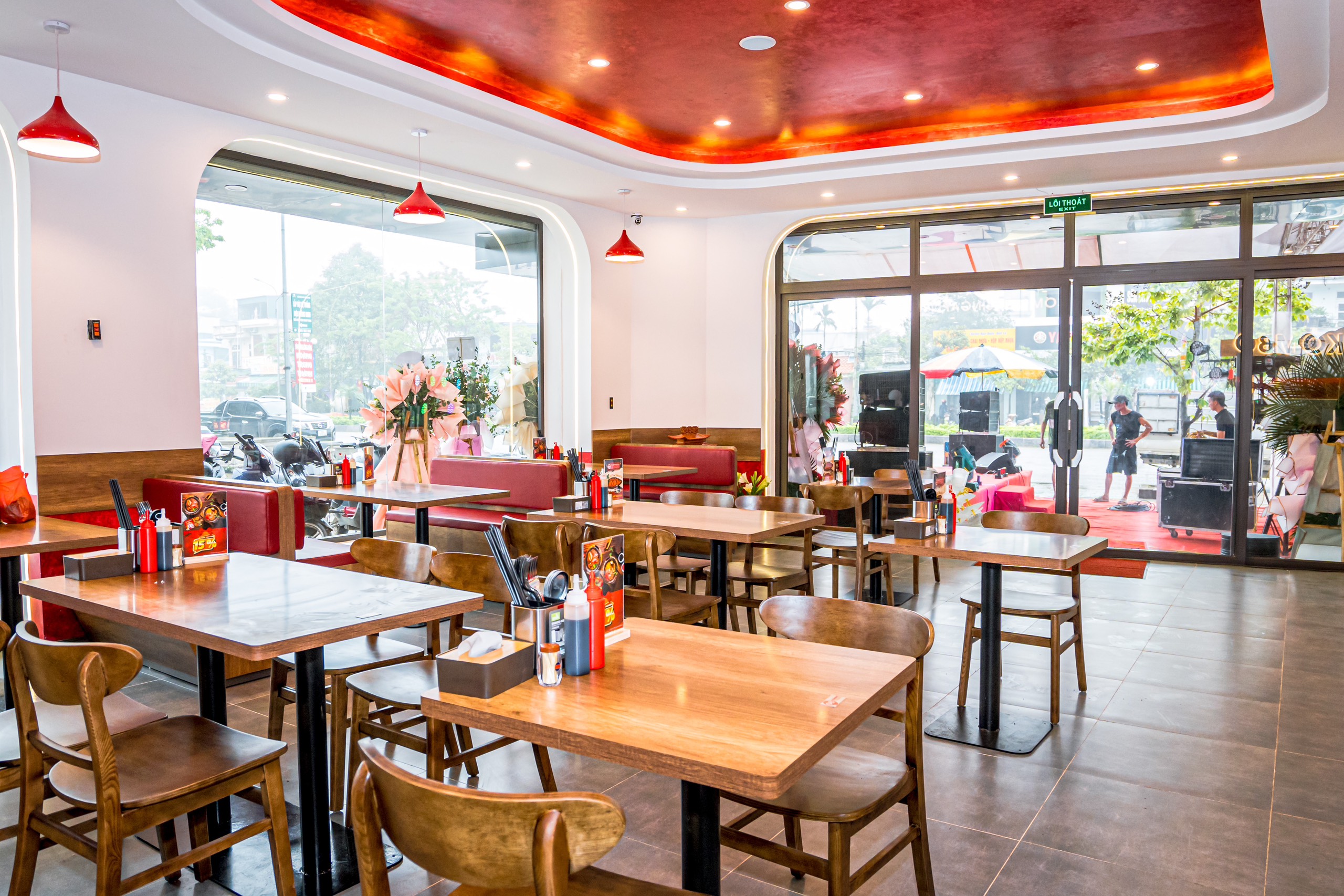 Review nhà hàng Kombo Sầm Sơn - Không gian thưởng thức món cơm niêu Singapore tuyệt vời