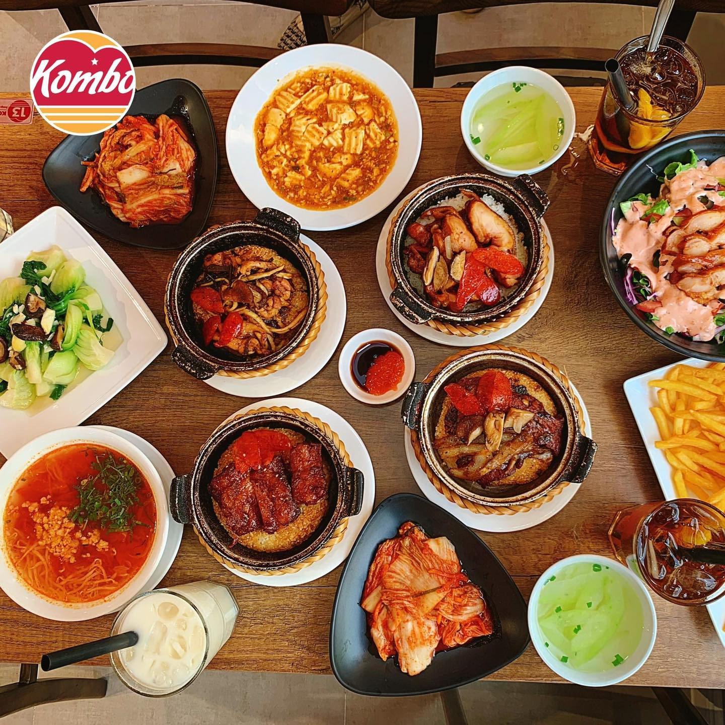 Review nhà hàng Kombo Sầm Sơn - Không gian thưởng thức món cơm niêu Singapore tuyệt vời