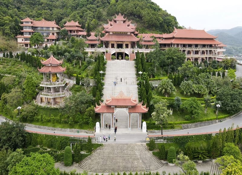 Chùa Cái Bầu: Nơi thiền tịnh giữa Vịnh Bái Tử Long