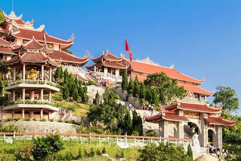 Chùa Cái Bầu: Nơi thiền tịnh giữa Vịnh Bái Tử Long