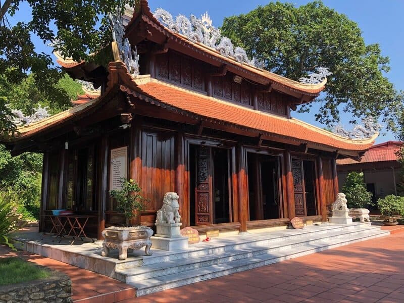 Chùa Cái Bầu: Nơi thiền tịnh giữa Vịnh Bái Tử Long