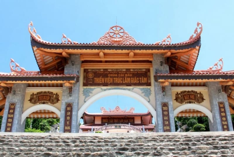 Chùa Cái Bầu: Nơi thiền tịnh giữa Vịnh Bái Tử Long