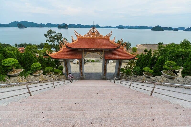 Chùa Cái Bầu: Nơi thiền tịnh giữa Vịnh Bái Tử Long