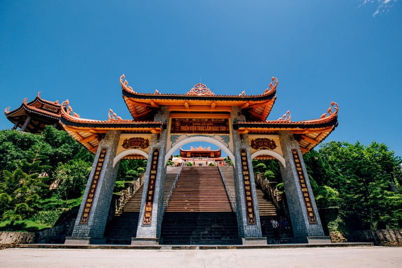 Chùa Cái Bầu: Nơi thiền tịnh giữa Vịnh Bái Tử Long