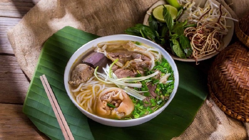 Bún bò Sài Gòn - Sự kết hợp hoàn hảo của ẩm thực Trung Nam