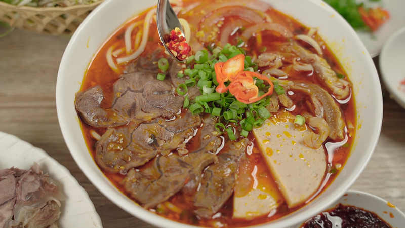 Bún bò Huế ngon ở Sài Gòn - Sự kết hợp hoàn hảo của ẩm thực Trung Nam