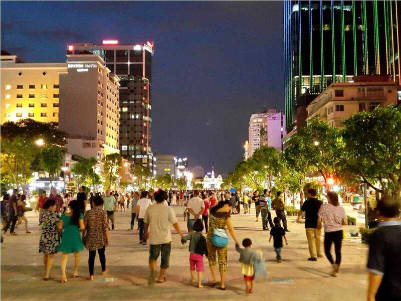 Phố đi bộ Nguyễn Huệ - Tụ Điểm Giải Trí Nhộn Nhịp Bậc Nhất Sài Thành