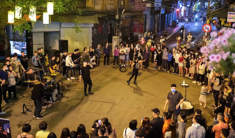 Phố Tạ Hiện - Một góc sôi động về đêm giữa lòng thủ đô