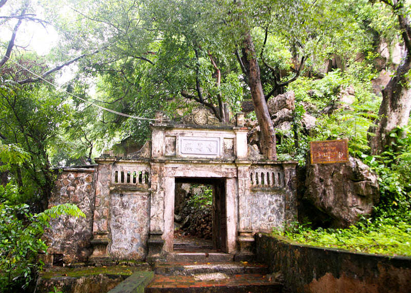 Chùa Trầm - mái già lam uy nghi bên núi đá vôi nghìn tuổi