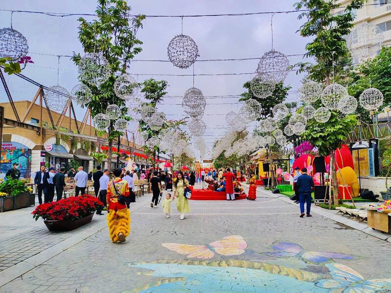 Phố đi bộ Pont De Long Bien - Điểm đến giải trí ngay Hà Nội