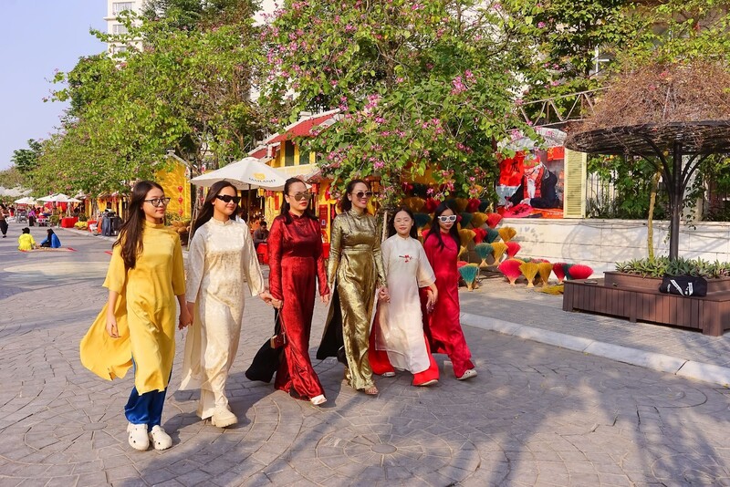 Phố đi bộ Pont De Long Bien - Điểm đến giải trí ngay Hà Nội