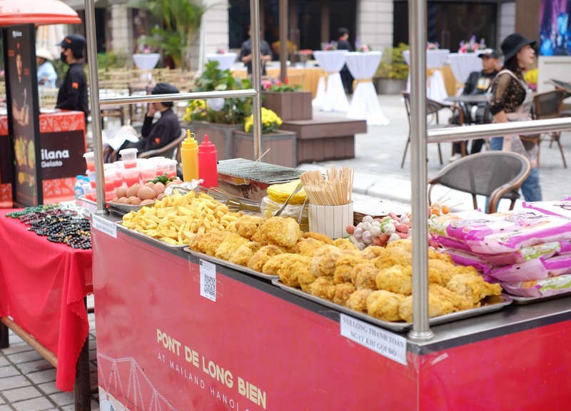Phố đi bộ Pont De Long Bien - Điểm đến giải trí ngay Hà Nội