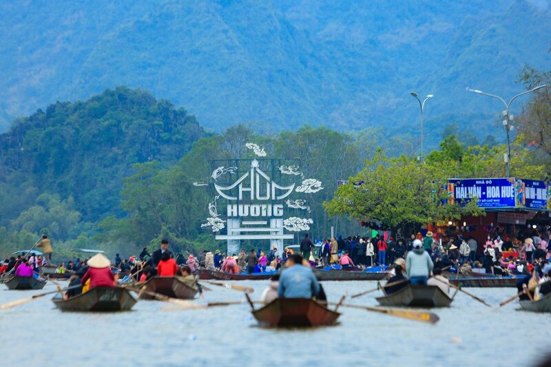 Chùa Hương, tìm về nơi linh thiêng giữa vùng đất lành