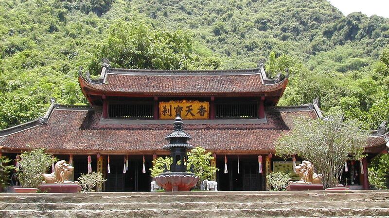Chùa Hương, tìm về nơi linh thiêng giữa vùng đất lành