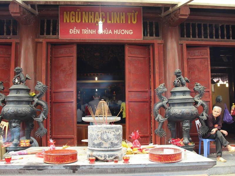 Chùa Hương, tìm về nơi linh thiêng giữa vùng đất lành