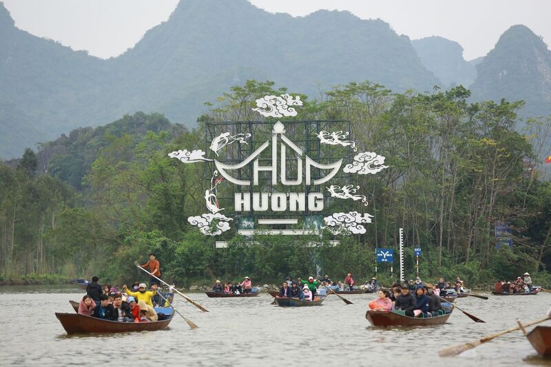 Chùa Hương, tìm về nơi linh thiêng giữa vùng đất lành