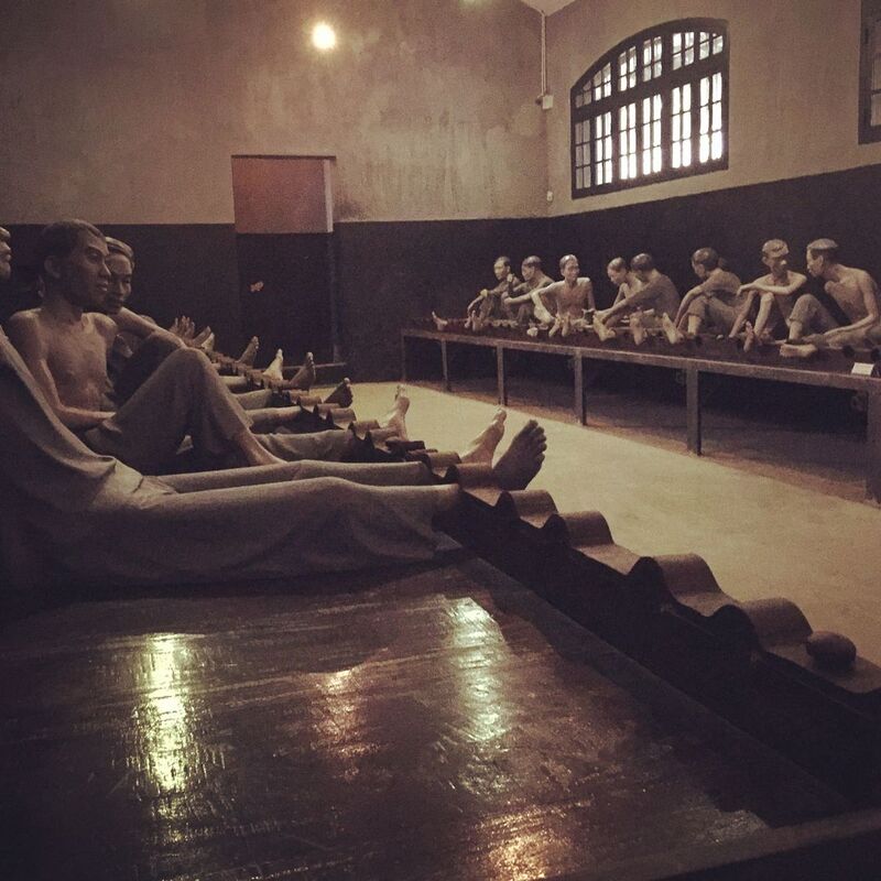 Tour đêm nhà tù Hỏa Lò, nơi giới trẻ tìm về hồn thiêng đất nước