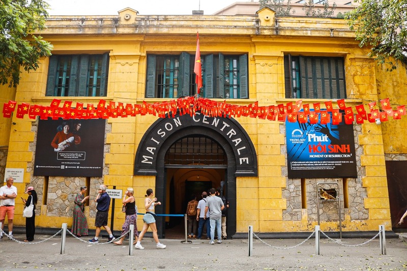 Tour đêm nhà tù Hỏa Lò, nơi giới trẻ tìm về hồn thiêng đất nước