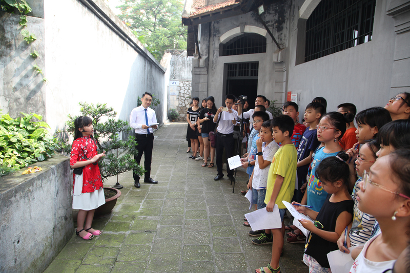 Tour đêm nhà tù Hỏa Lò, nơi giới trẻ tìm về hồn thiêng đất nước
