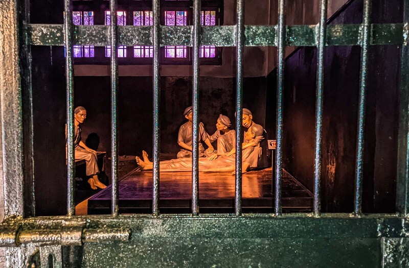 Tour đêm nhà tù Hỏa Lò, nơi giới trẻ tìm về hồn thiêng đất nước