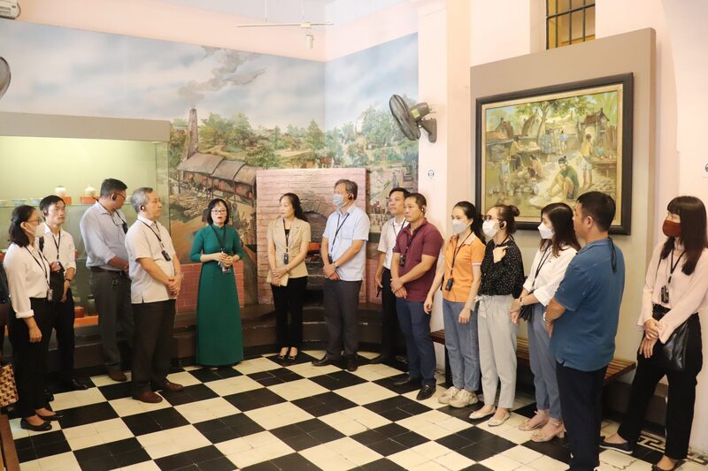Tour đêm nhà tù Hỏa Lò, nơi giới trẻ tìm về hồn thiêng đất nước