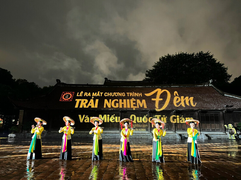Trải nghiệm tour đêm Văn Miếu độc lạ, hấp dẫn