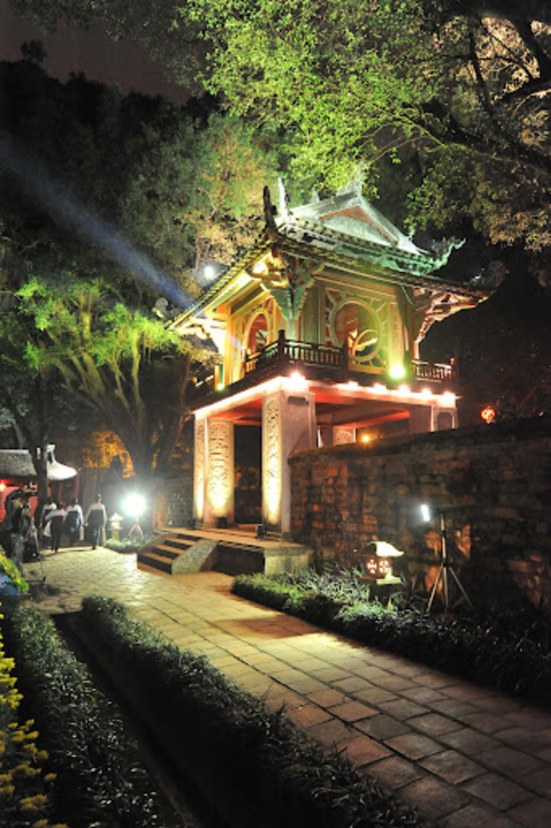 Trải nghiệm tour đêm Văn Miếu độc lạ, hấp dẫn