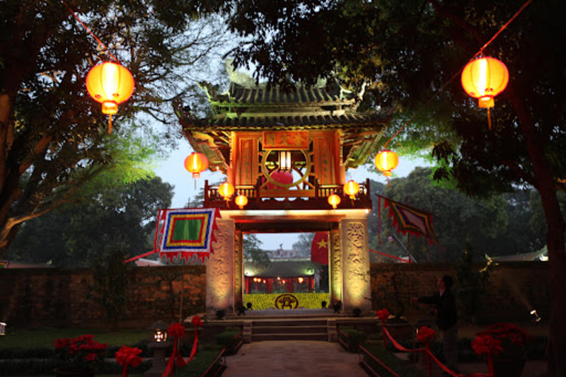 Trải nghiệm tour đêm Văn Miếu độc lạ, hấp dẫn
