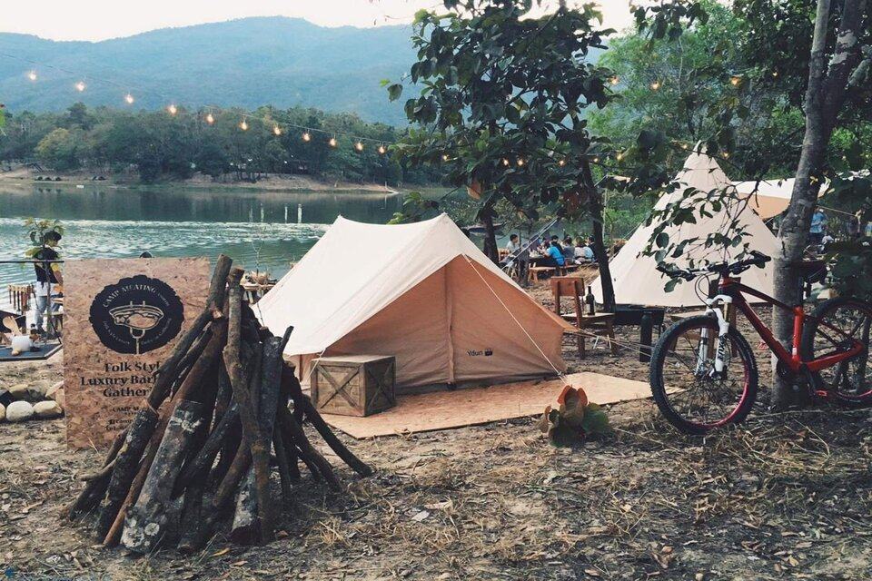 việc cắm trại qua đêm tại Hồ Đá Xanh là một trải nghiệm đáng nhớ.